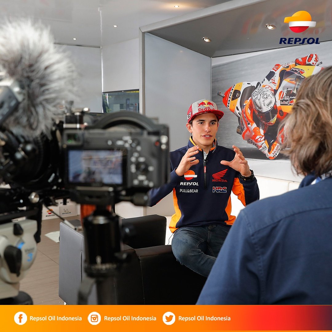 repsoloilid's tweet photo. Menjadi pembalap itu bukan sekadar "nge-gas" di sirkuit. Tp juga butuh keahlian berkomunikasi. Ternyata susah ya jadi pembalap?
#Repsol #OliRepsol #OliSangJuara #BikerJamanNow #biker #touring #motogp #motogpmania #bikercommunity #sunmori #marcmarquez93 #mm93 #ramadhan #puasa https://t.co/XJOw4swQOJ