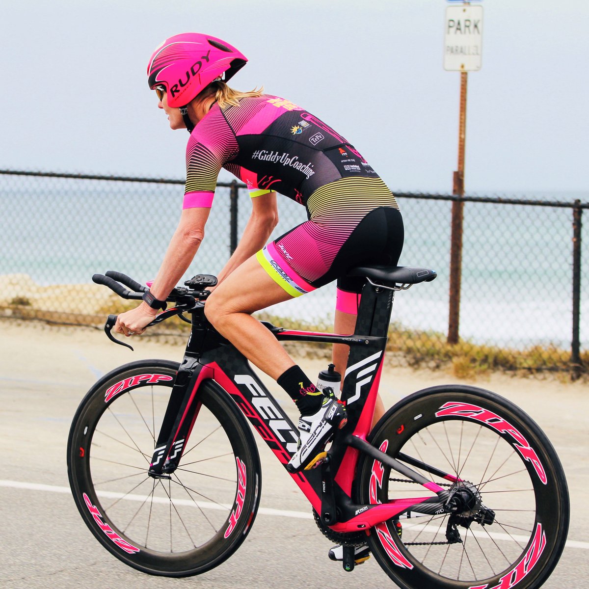 RudyProjectNA's tweet photo. On Wednesdays we wear pink #Wing57 helmets. At least you do if you're legendary @GoMichellie Michellie Jones. #moreaero #lookfastfeelfast #triathlon Photo: Robin Barsantee https://t.co/gZRJcicMod