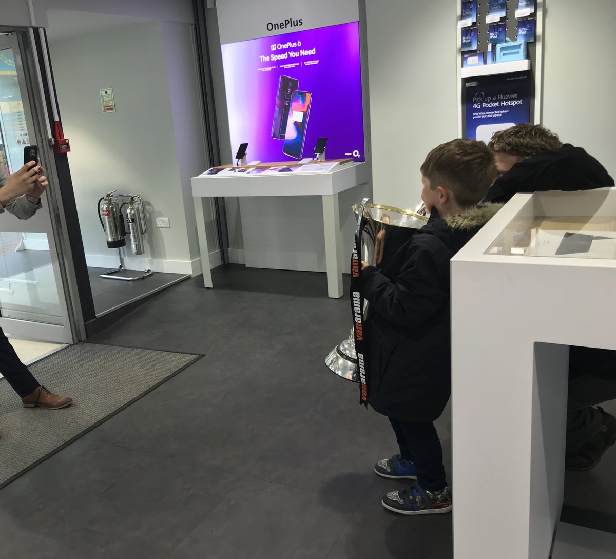 MIDCommsUK's tweet image. @TheNationalLge trophy here at #O2Macclesfield until 3pm, if you’re an @thesilkmen fan or just want to get your hands on the silverware then make sure you head down before it’s gone! #UpTheSilkmen #Champions
