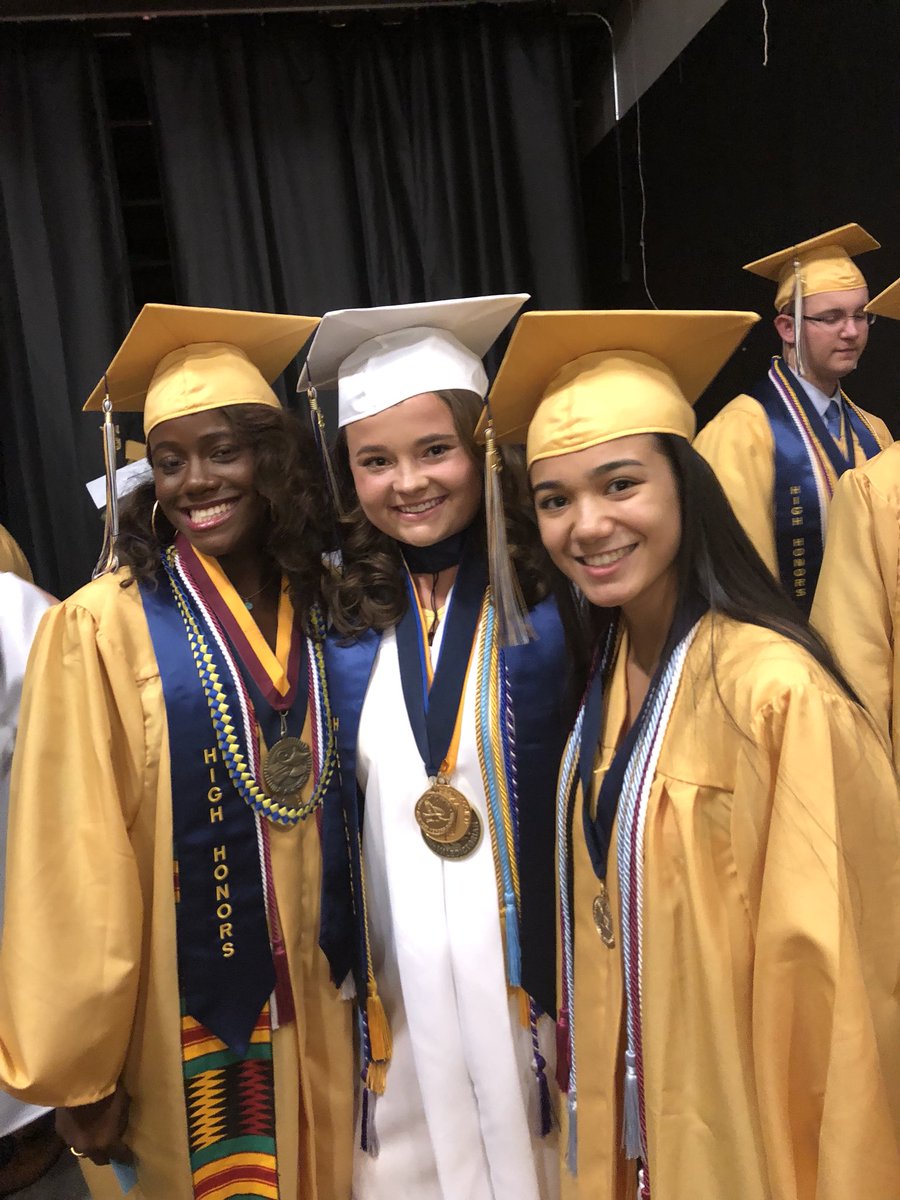 emilyym0120's tweet photo. i didn’t end high school with who i started it with but i couldn’t have asked for better friends to end it with
@alyssapoc @macy_hendrix https://t.co/rgvS5vXgiP