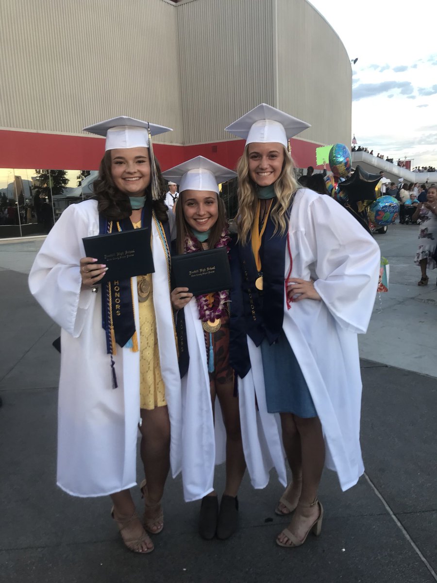 emilyym0120's tweet photo. i didn’t end high school with who i started it with but i couldn’t have asked for better friends to end it with
@alyssapoc @macy_hendrix https://t.co/rgvS5vXgiP