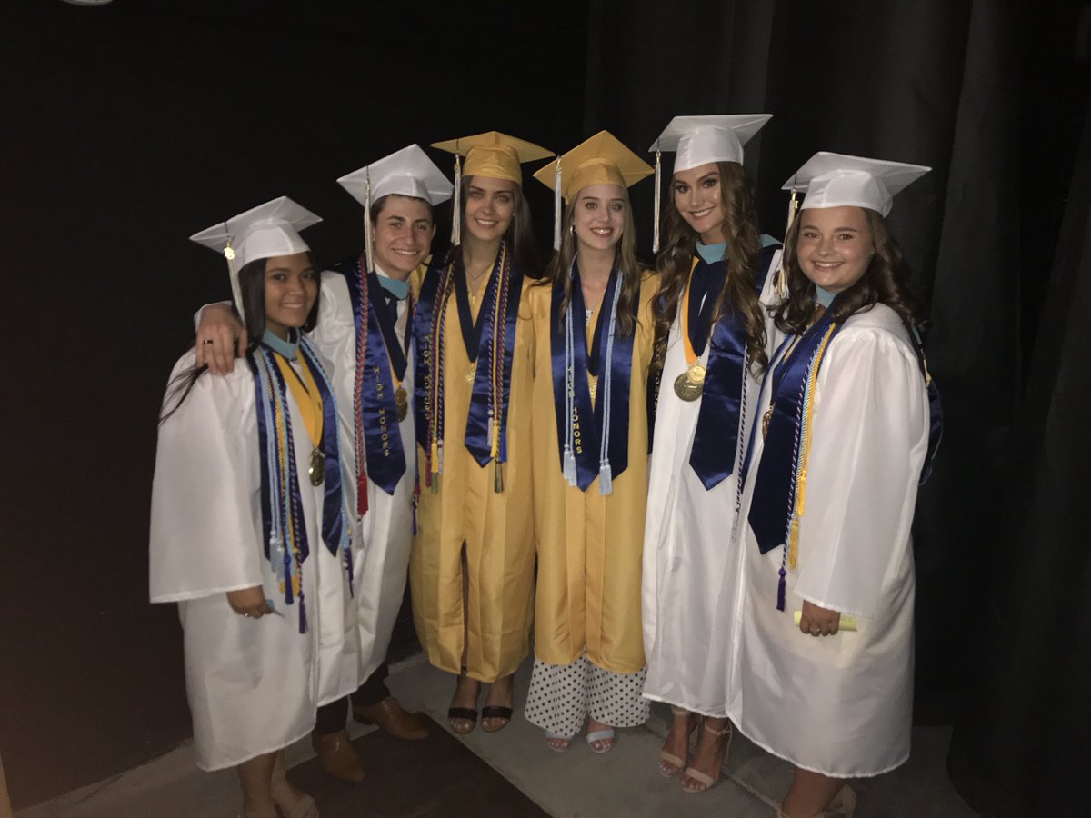 emilyym0120's tweet photo. i didn’t end high school with who i started it with but i couldn’t have asked for better friends to end it with
@alyssapoc @macy_hendrix https://t.co/rgvS5vXgiP