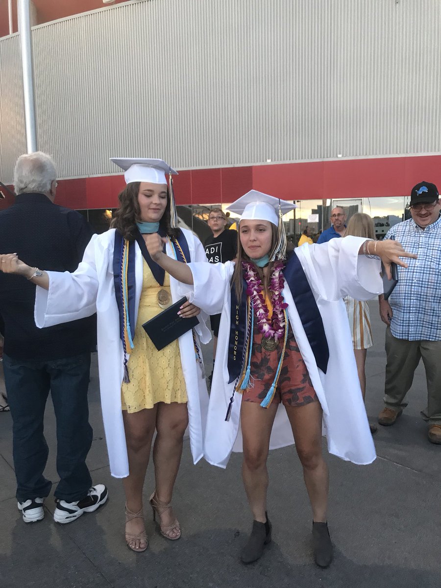 emilyym0120's tweet photo. i didn’t end high school with who i started it with but i couldn’t have asked for better friends to end it with
@alyssapoc @macy_hendrix https://t.co/rgvS5vXgiP