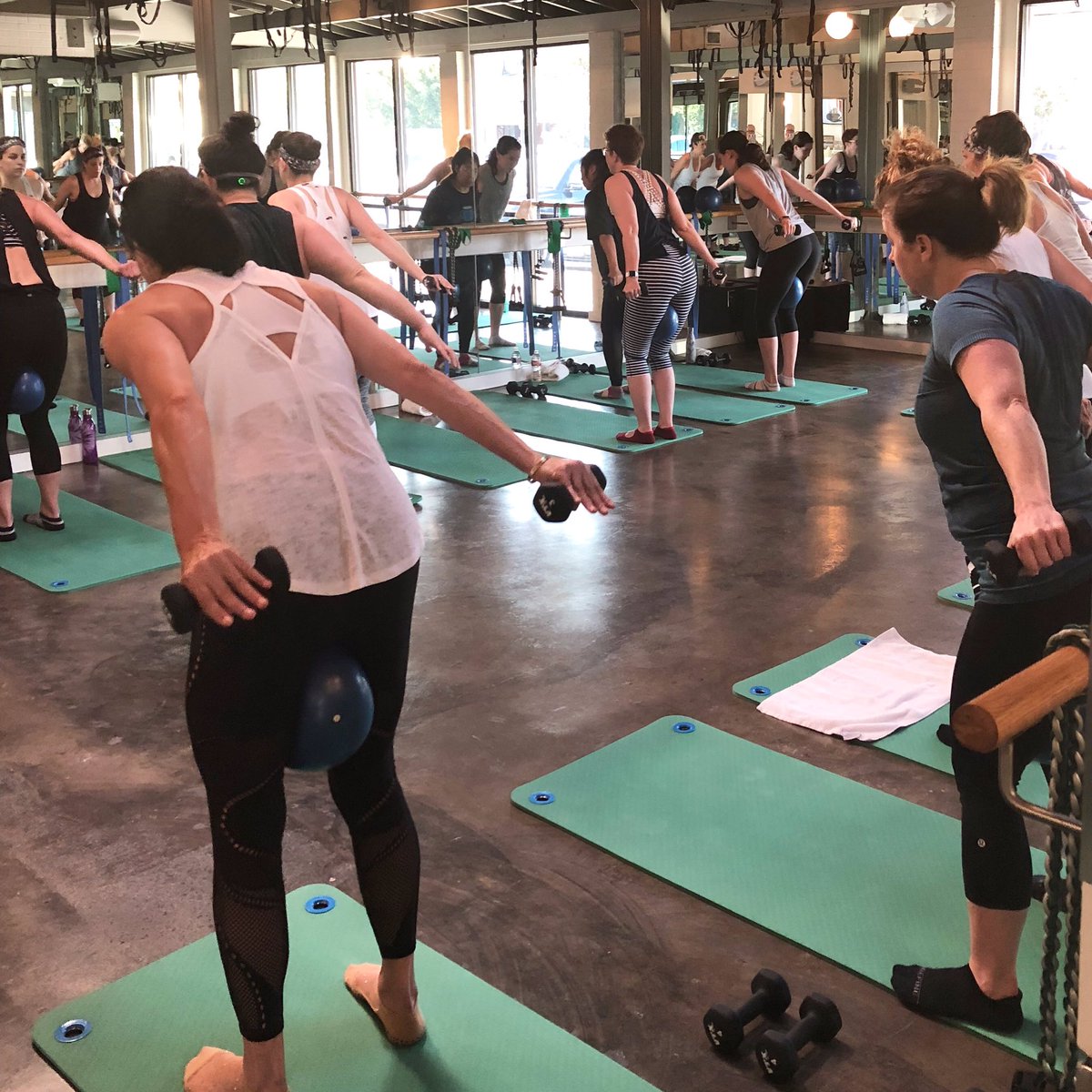 definebellaire's tweet photo. Getting those triceps fired up for summer! 🔥🔥🔥https://t.co/yDSNEFO1AK 
#definebellaire #bellaire #definebodyandmind #definebody #houstonfitness #summer #fithouston https://t.co/ONaYiiAZIF