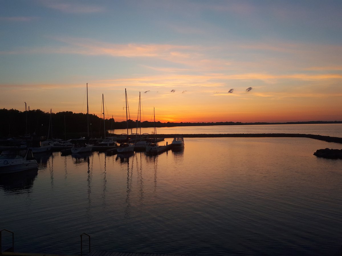 thomas_burtt's tweet photo. Hello and Good morning from Belleville Ontario 
#Ontario #Canada #boating #fishing #photography #morning https://t.co/qyhHVBqsYu