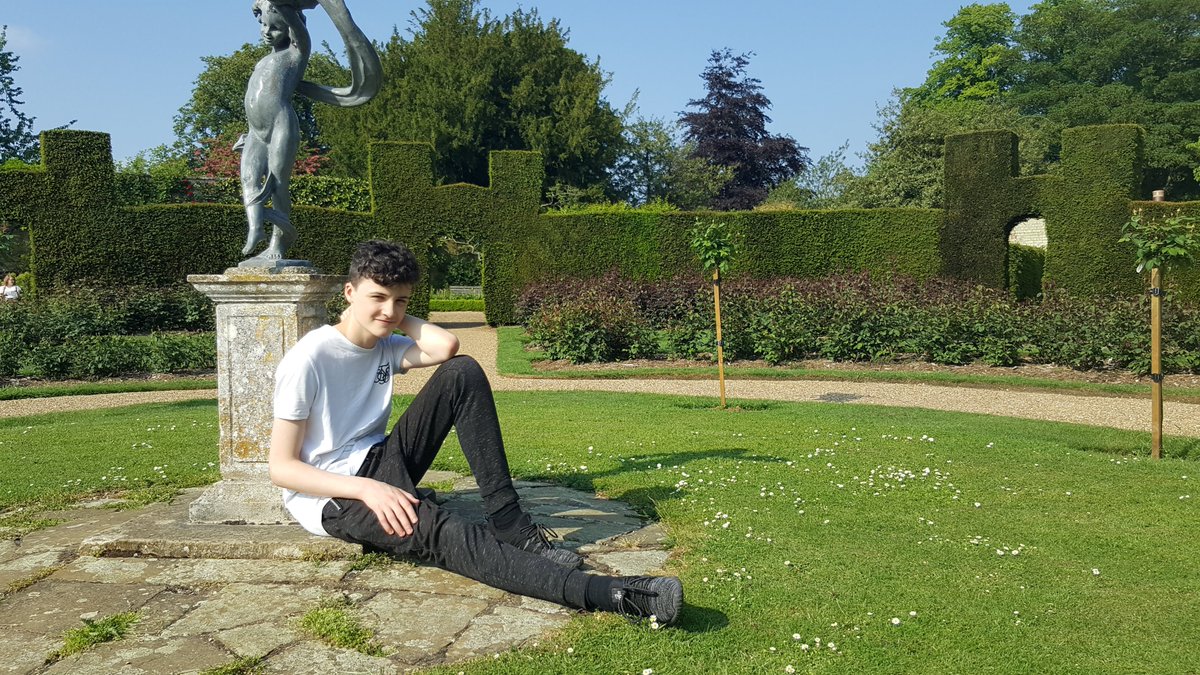 1ShawnWhitehead's tweet photo. Out and about @rockinghamcastl at the weekend making memories with family #HappyDay #family #sunshine #BankHolidayWeekend https://t.co/eGLzkiQiuc