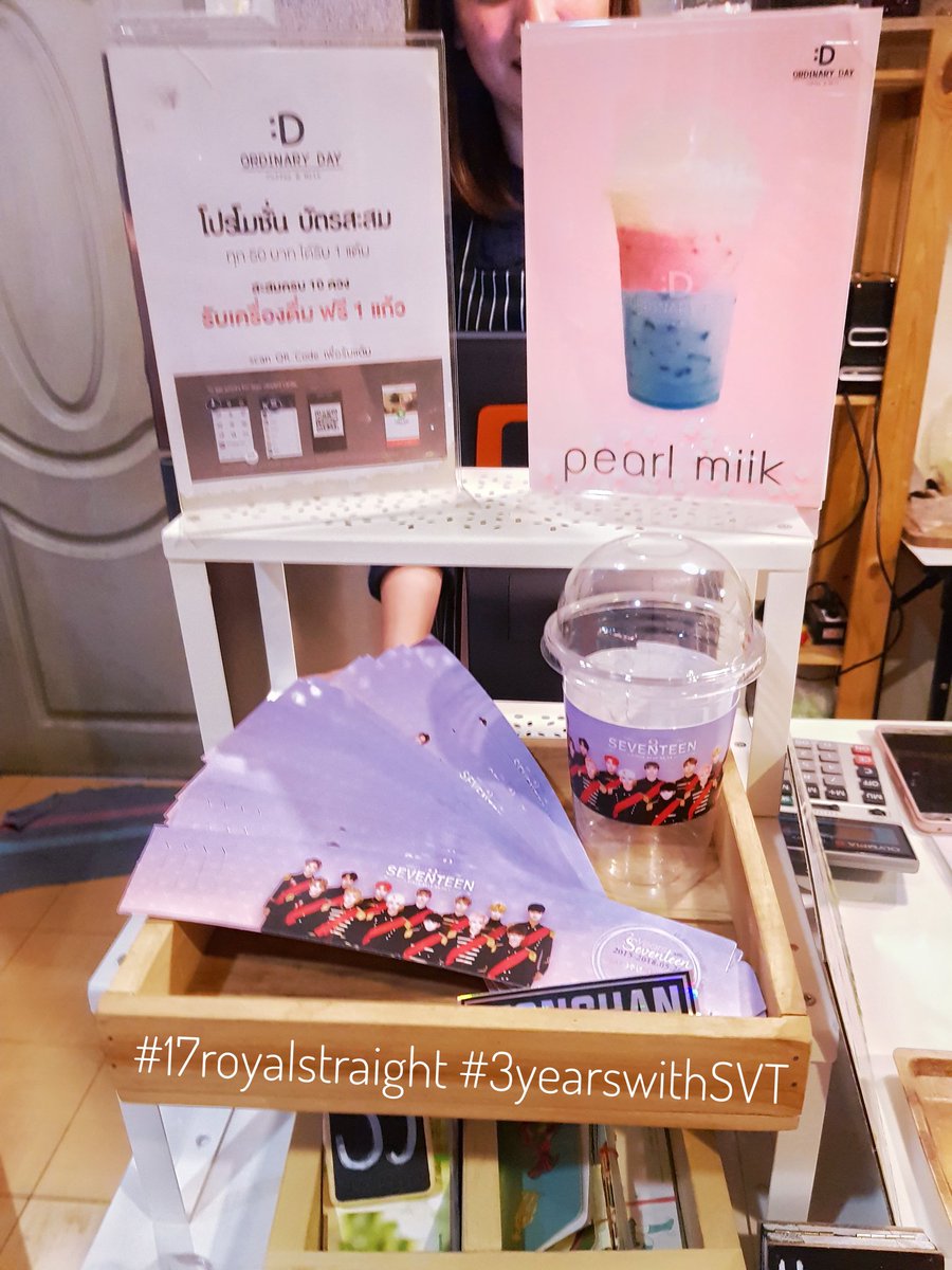JiHanThailand's tweet photo. วันนี้แอดแวะมาร้าน Ordinary day @ordinarydaycoff
มารับแจกปลอกแก้ว #3Yearswithseventeen ค่ะ  
และทางร้านมีเมนูพิเศษเอาใจกะรัต💎กับเครื่องดื่ม "Pearl milk" ที่จะวางขายเฉพาะช่วง30พค - 6มิย นี้นะคะ (หวานเย็นกลิ่นขนมสุดๆ)
 
รับมาแล้วอย่าลืมถ่ายรูป
ใส่ #3yearswithSVT กันนะคะ~♡♡ https://t.co/Sy7BgHy34b
