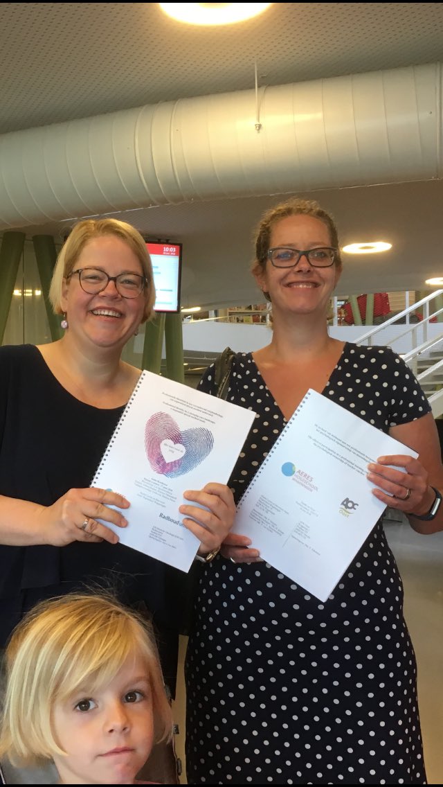 Anneboerboom's tweet photo. Wat een feest!!! Thesis ingeleverd #MLI #master #leren&innoveren #professioneleidentiteit #functiediffHBOMBO #2020 #afstuderen??! @AHW_nieuws @radboudumc https://t.co/h2INAIGQ0p
