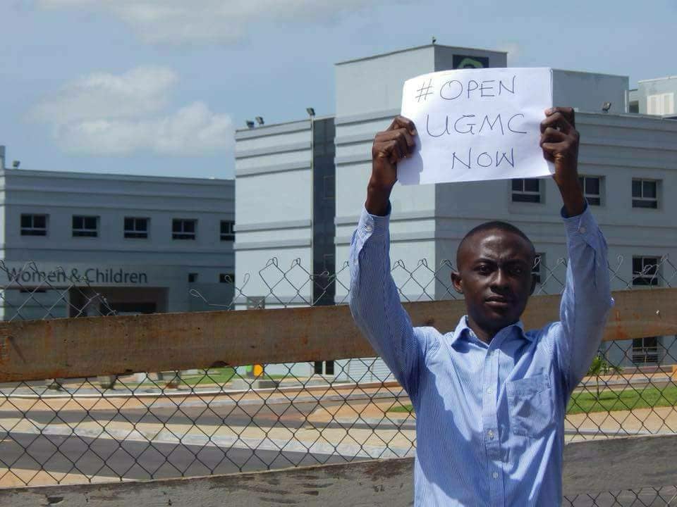 emprezzsabz's tweet photo. This is Sekyi-Brown Reginald, he has been detained by the Korle-Bu police for displaying this harmless protest flyer infront of @NAkufoAddo 's wife, @RAkufoAddo. #FreeReginald and #OpenUGMCNow https://t.co/8KuIR29itq