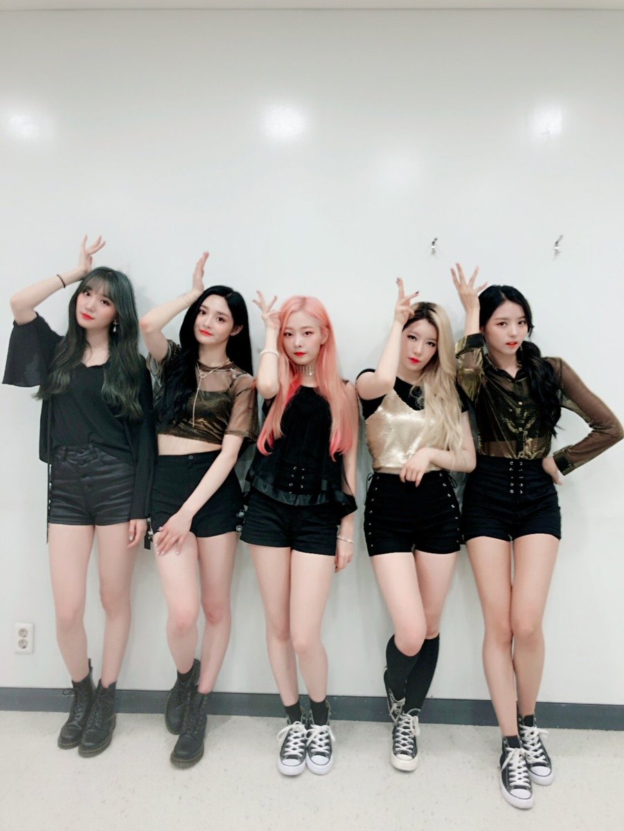 PristinID's tweet photo. @PRST_OFFICIAL_ [#HI_HIgh] PRISTIN V mengguncang hati HIgh 💘 Bagaimana panggung kami dengan konsep Bang Bang Killing the Points ?? Hari ini, semuanya bersama-sama dengan V ✔️ #Shining_Spotlight_PristinV https://t.co/ijPgKkxERq