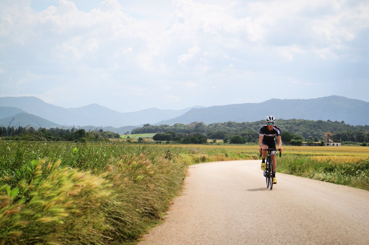 H_Schoeman's tweet image. Exploring some beautiful roads from Banyoles yesterday 🌾🚴🏼‍♂️🌾

 📷 ( @mamphias )
#SwiftCarbon #Girona #Cycling #triathlon #banyoles #ironman #bikeheaven #bikeparadise #spain