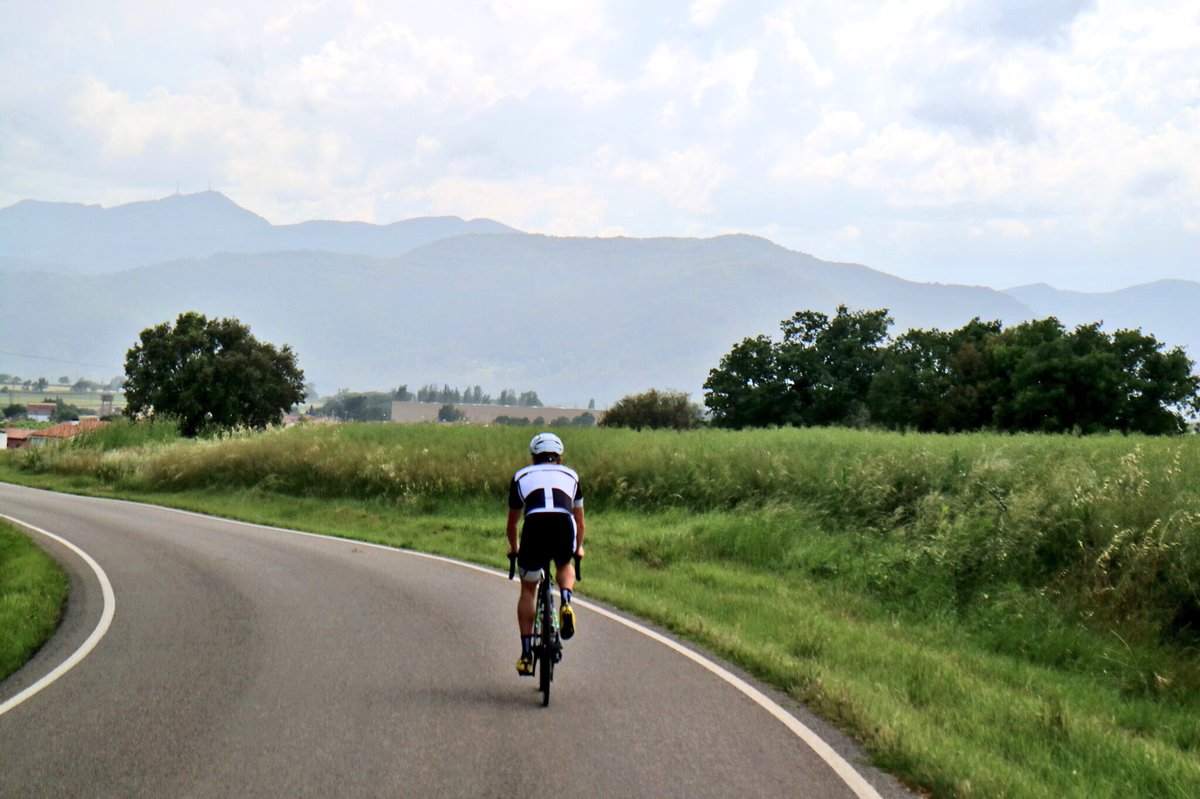 H_Schoeman's tweet image. Exploring some beautiful roads from Banyoles yesterday 🌾🚴🏼‍♂️🌾

 📷 ( @mamphias )
#SwiftCarbon #Girona #Cycling #triathlon #banyoles #ironman #bikeheaven #bikeparadise #spain