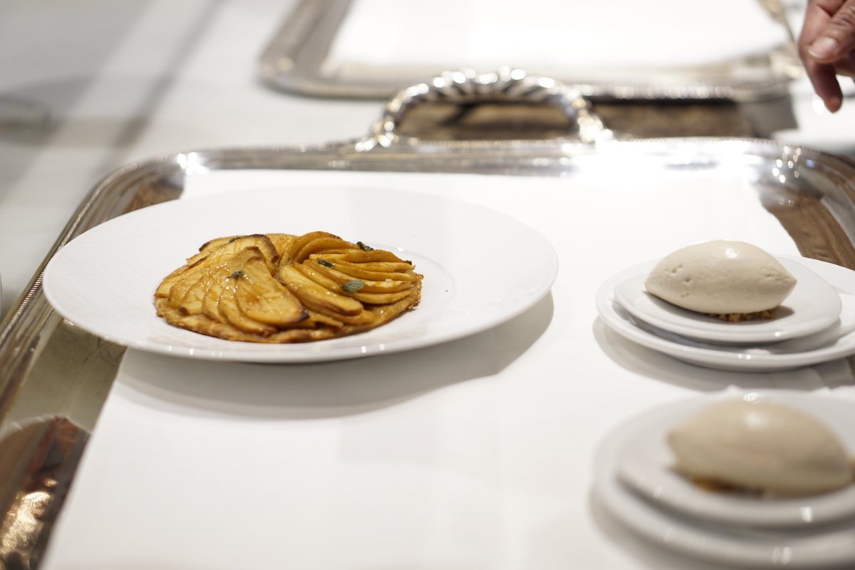 Un clásico de la carta de Hortensio es nuestra tarta fina de manzana con cremoso de haba tonka. Un postre elegante y suave.