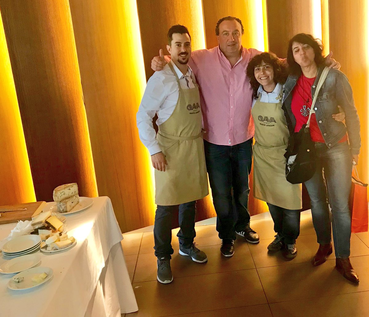 Cata de #Quesos para la <a href="/GuiaRepsol/">guiarepsol</a> con #JoseLuisMartin <a href="/QUESARTE/">QAVA MARTÍN AFINADOR</a> y su gente !!! y gente de bien....😜 #Sacha , Teresa ... en el  <a href="/Rest_ElOso/">Restaurante El Oso</a>