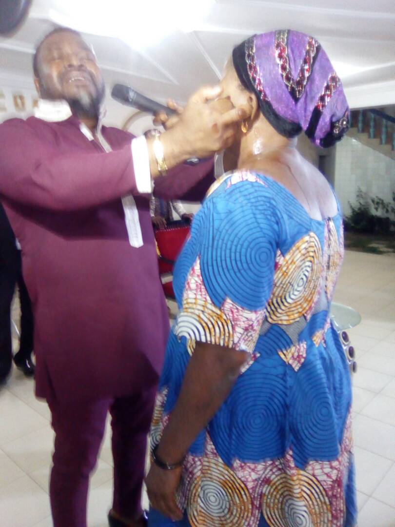 anthoniocephas's tweet photo. Lors du séminaire d'enseignement organiser à l'hôtel CONCORDIA ce lundi 28 Mai 2018 sur comment recevoir sa guérison.A travers les enseignants du prophète A.A Cephas ANTHONIO cette dame sourd-muette à reçu sa guérison grâce au acte prophétique. Gloire au Seigneur https://t.co/4B1SHtlJKI