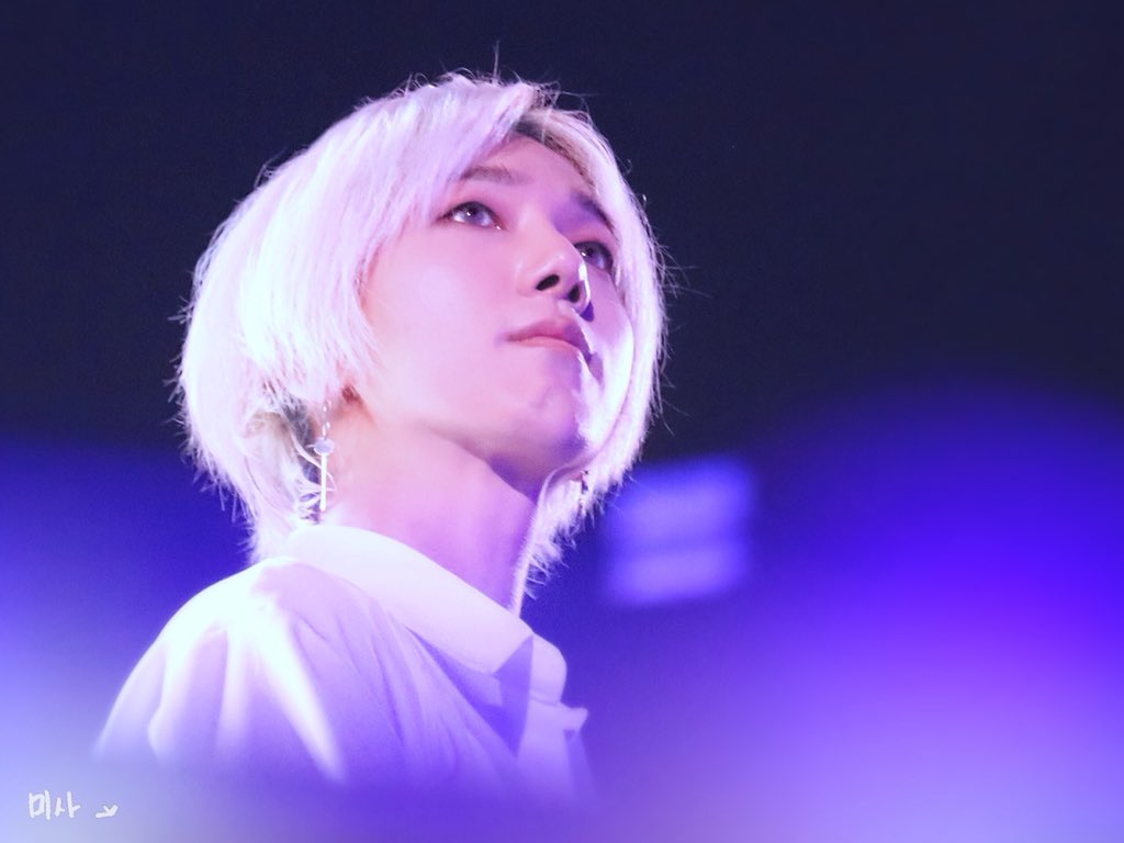 Q. 해외 투어 중에 꼭 가지고 다니는 필수템은?

A. 목걸이, 반지, 신발, 자켓