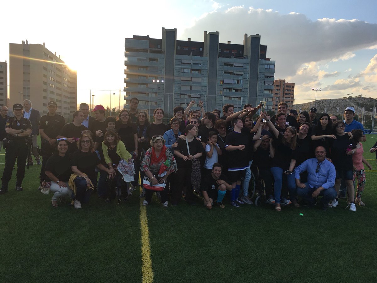 unsofaparatres's tweet photo. #juntostodossomosdeprimera Bajo este lema han jugado hoy los alumnos del centro de los hermanos junto con la @policia el tercer campeonato contra el @cfhercules. Ha sido un partido reñido y muy emocionante. Es curioso que bajo este lema hayan quedado empate 😉 https://t.co/8T7SG7CBPS