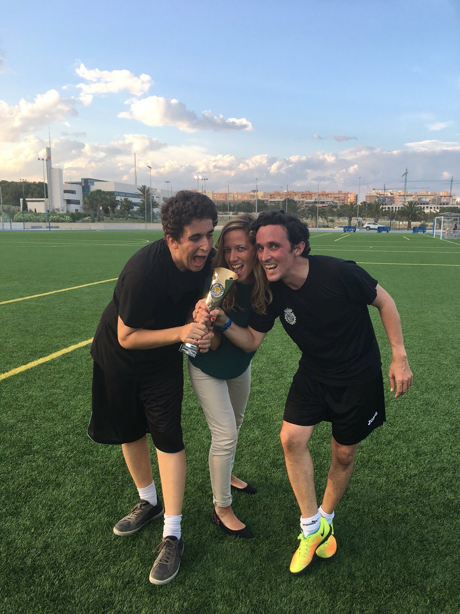 unsofaparatres's tweet photo. #juntostodossomosdeprimera Bajo este lema han jugado hoy los alumnos del centro de los hermanos junto con la @policia el tercer campeonato contra el @cfhercules. Ha sido un partido reñido y muy emocionante. Es curioso que bajo este lema hayan quedado empate 😉 https://t.co/8T7SG7CBPS