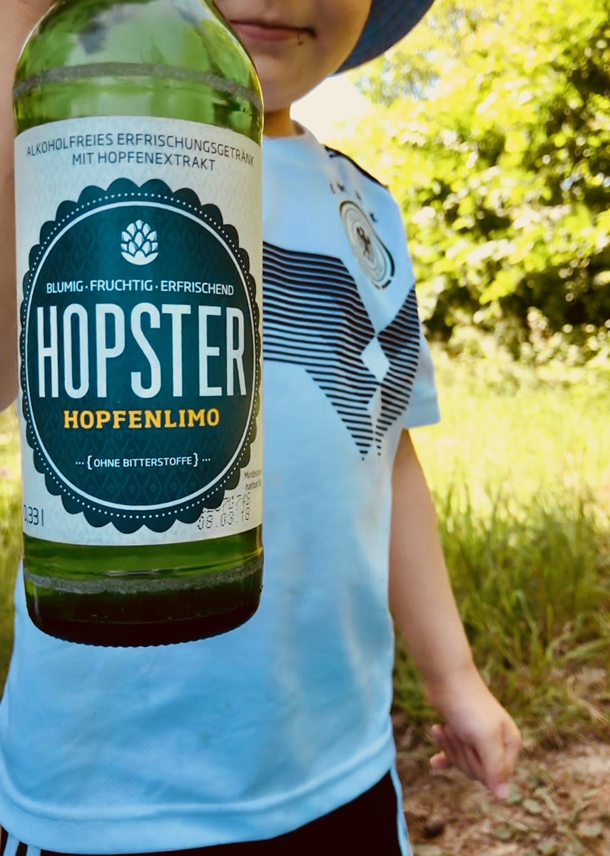 hopfenlimo's tweet photo. Wenn die Kurzen schon einhändig ihre HOPSTER-Limo im Spiel stemmen🏋️‍♂️💪#soschönistbayern #jungenspiel #masskrugstemmen #limostemmen #trainingslager #nobeer #ichschaffeslänger #hopfen #hopfenlimo #alkoholfrei #hopster  #original #hopfenlimonade #aus #bayern #limonade https://t.co/NMbxzG4Kn6