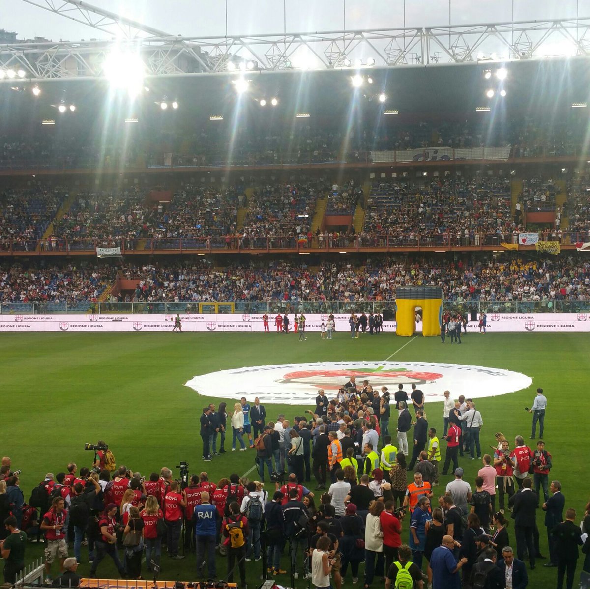 RaiUno's tweet photo. Una serata di grande spettacolo, di sorrisi e di solidarietà!
Tutto pronto allo Stadio Luigi Ferraris per la 27^ edizione della #partitadelcuore 2018.
E voi siete pronti a partecipare? 45527 📞📱
@AIRC_it @OspedaleGaslini @NazCantanti https://t.co/KDu25xUvof