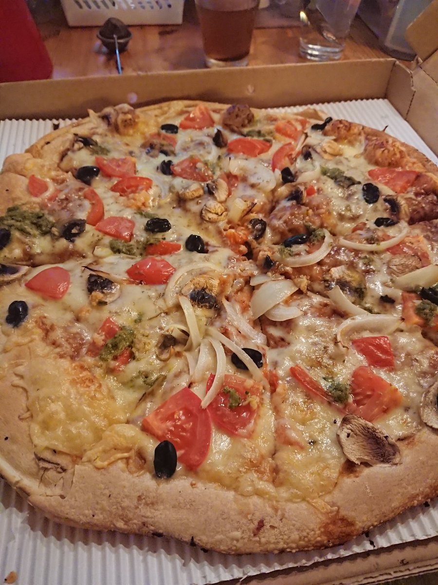 draupnir's tweet image. "Green Day" - #Olives, #mushroom, #pesto, #garlic, #parmesan and #tomato + #onion #pizza