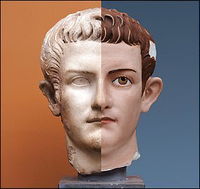 spqr_pensieri's tweet photo. 고대 그리스 로마의 조각상들은 원래부터 하얀색이었 것 같지만 사실은 그렇지 않았다.  거의 2천년이 지나면서 대리석 표면에 칠해진 안료가 사라졌다. https://t.co/2z3614i0WX