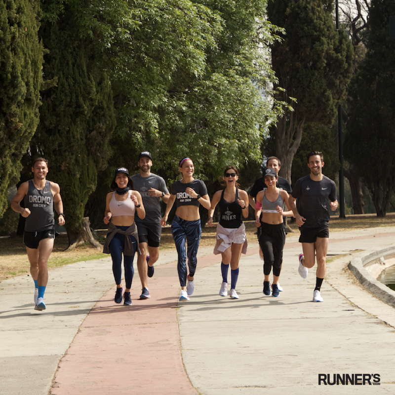 RunnersWorldMex's tweet photo. El #outfitdeldia presentado por @mnksruncrew y @dromoruncrew 💥 || La temperatura aumenta cada día más, los kilómetros también. Estamos a días de empezar la temporada de los maratones más grandes del mundo. 🙌🏻🏃🏻‍♀️🏃🏻‍♂️ #runnersworldmx #RunOOTD #RunCrews https://t.co/FxqFBeNIS5