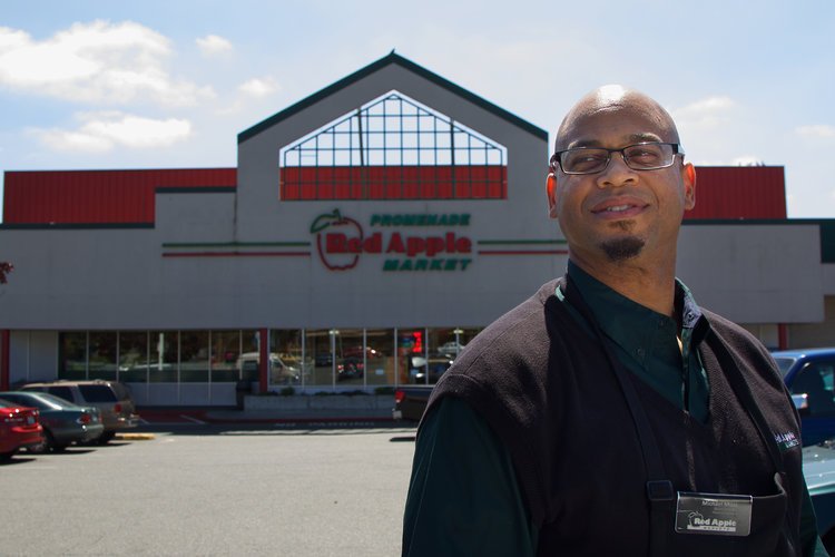 hollowearth's tweet photo. 5pm: We hear stories about entrepreneurship and small businesses in the CD. Learn how residents built a thriving neighborhood economy that supported local, POC-owned businesses. What challenges did they have to overcome, and what does it mean to lose those businesses? #shelflife https://t.co/pyeJhGGMIV
