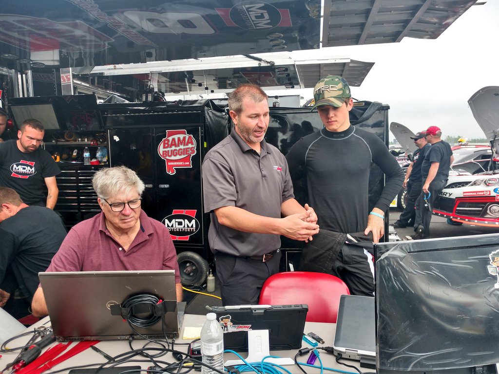 MdmMotorsports's tweet photo. .@HBurtonRacing talks with the @racedayengineer guys on where he can find some more speed. https://t.co/t1mpgD1Hd2