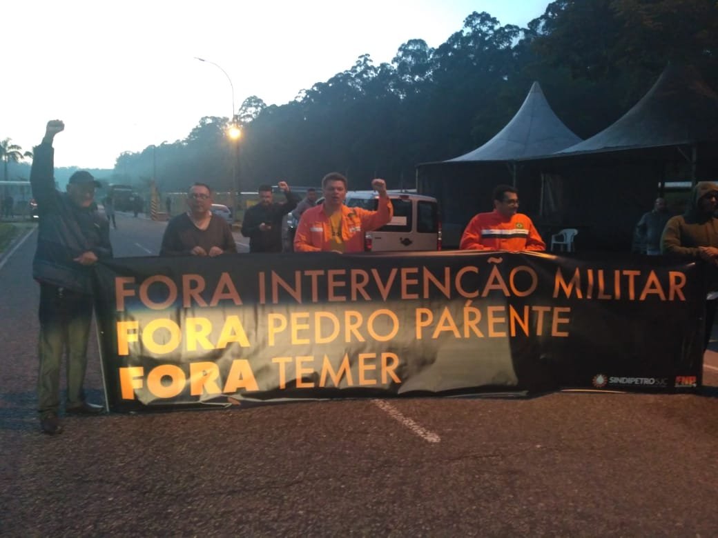 diImabr's tweet photo. Finalmente uma faixa que me representa!
#GreveDosPetroleiros 
#DemocraciaSempre
#ForaParente
#ForaTemer https://t.co/iUR1xTMQMr