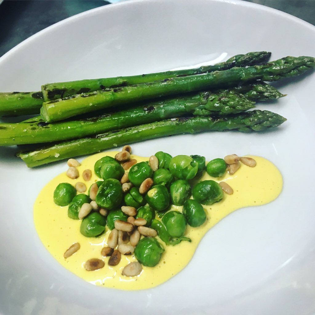 Grilled #asparagus with saffron &amp; lemon mayo &amp; green peas 🍋🍋 #trangallán #newingtongreen #n16 #tapas #seasonal #seasonalveggies