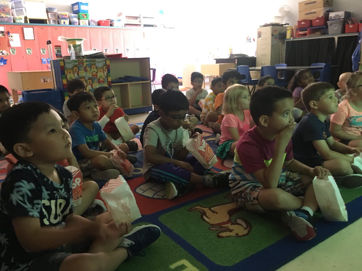 msprinceprek's tweet photo. Popcorn🍿 and a movie🎬 YUM! #polserproud https://t.co/sMJVKB9TUb