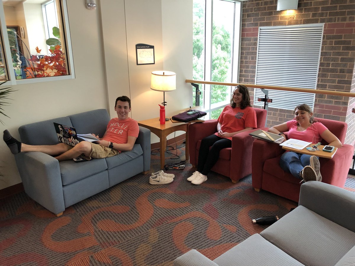 LVCChemistry's tweet image. Dr. Rasmussen’s summer research group is color coordinated today! #LVCsummer #summerresearch #we❤️Research #rasmussengroup