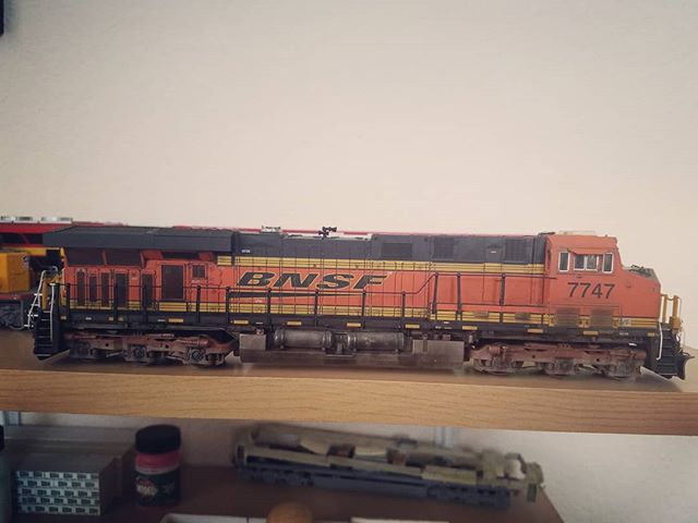 microscaledecal's tweet photo. 📷: @bnsfmodeler85 "BNSF ES44DC, 7747, model by Tower 55, HO Scale."
#bnsf #bnsffan #bnsfrailway #ES44DC #GEVO #transcon #transcontinentalrailway #tower55 #ho #hotrains #hoscale #microscale #weathered #modeltrains #cajonpass #socalrails #socal #trains #railroad https://t.co/dfmvbehs0w