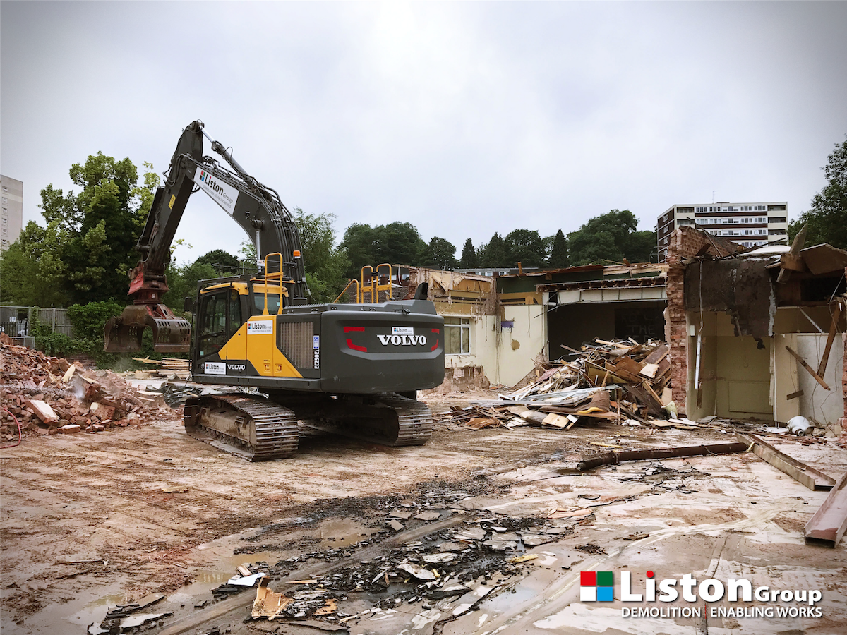 ListonGroup's tweet photo. What a great shot of our team demolishing an ex-serviceman's club a few months ago! https://t.co/jZFAmMqc0i ☎️ Call - 01527 835 826 ☎️ #SmashinBrum #MidlandsHour https://t.co/EB8eMKSqkZ