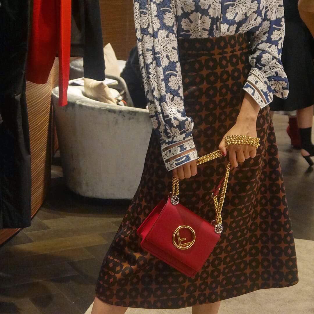 debbiegohdgss's tweet photo. 3/8/2017
#debbiegoh
#debbiegoh1108
#dgfansclub
#吴天瑜
#RepostBy @Debbiegoh1108
@fendi Ready to Wear
#fallwinter2017
Swipe to the left to view the details .
#FendiFW17
#fendi
#celinchin55
#readytowear
#ientertainmentgroup https://t.co/8Mm42Cp5P3