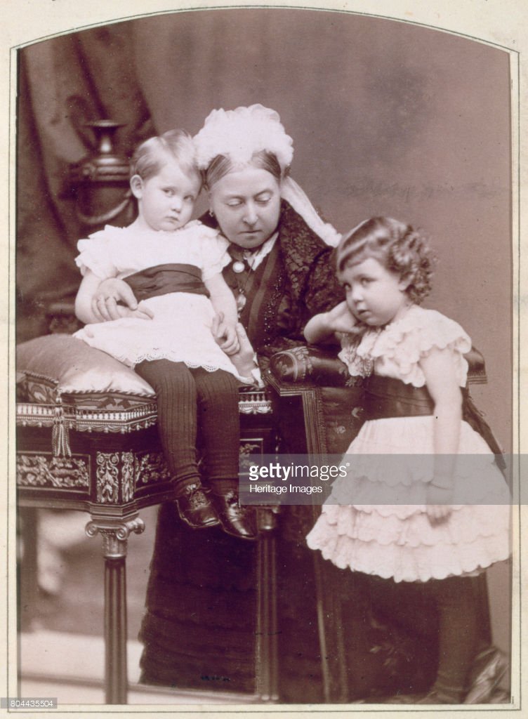 Mace On Twitter Royal Flashback Queen Victoria With Two Of Her Grandchildren April 1886 The Queen With Prince Arthur B1883 And Princess Margaret Of Connaught B1882 Two Of The Children Of Her