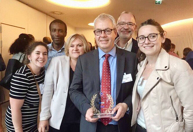GRDF's tweet photo. Patrick Bonneau, Directeur des Ressources Humaines et de la Transformation #GRDF reçoit le Trophées de l'Excellence Digitale &amp; #Innovation du @GroupeRHM ! 
Une récompense pour les 12 000 Gazières et Gaziers engagés dans la #TransfoDigitale de l’entreprise. #GRDFdigital #CDE18 https://t.co/18gO0l8LyT