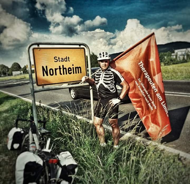 Melanie76967406's tweet photo. Unser Held Heiko Schneider!!!! Nächste Woche sehen wir uns in Potsdam
#ohnemeinenphysiotherapeuten
#therapeutenamlimit
#tourdespahn https://t.co/wzs7mAo1a0