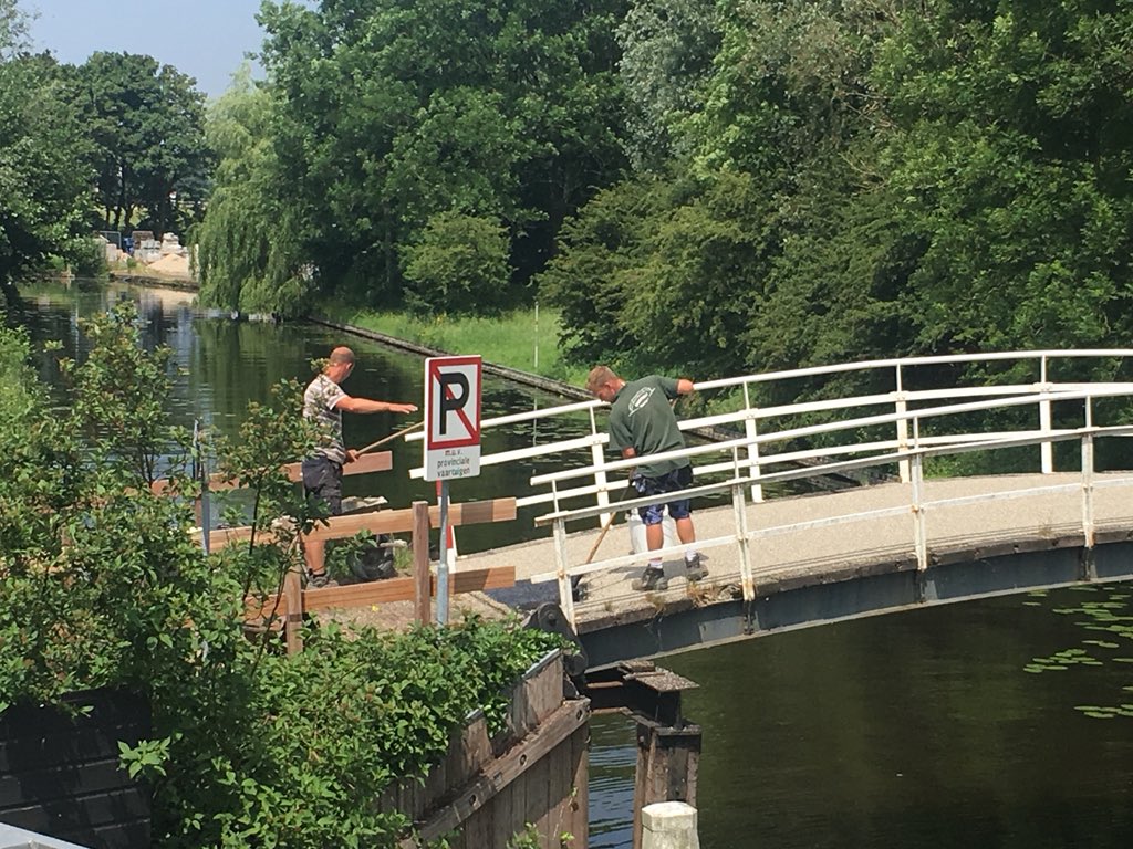 Allemansgeest's tweet photo. Werd vandaag zomaar weer het bruggetje opgeknapt en het gras ad overkant gemaaid! Dank - ziet er weer fraaier uit @GemeenteVSN https://t.co/N5XWkPBAzN