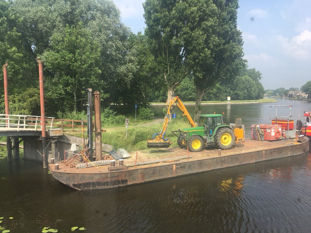 Werd vandaag zomaar weer het bruggetje opgeknapt en het gras ad overkant gemaaid! Dank - ziet er weer fraaier uit <a href="/GemeenteVSN/">Gemeente Voorschoten</a>