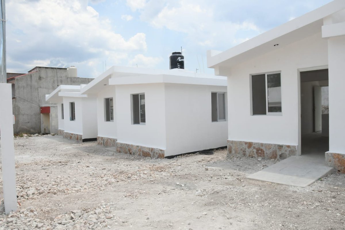 alitomorenoc's tweet photo. Nos trasladamos a la unidad habitacional Ciudad Concordia, para supervisar la obra de construcción de vivienda que ahí se desarrolla, en beneficio de las familias campechanas. @Rosario_Robles_ https://t.co/9ai1XciKcJ