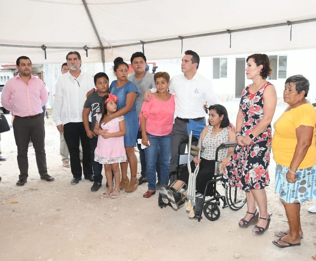 alitomorenoc's tweet photo. Nos trasladamos a la unidad habitacional Ciudad Concordia, para supervisar la obra de construcción de vivienda que ahí se desarrolla, en beneficio de las familias campechanas. @Rosario_Robles_ https://t.co/9ai1XciKcJ