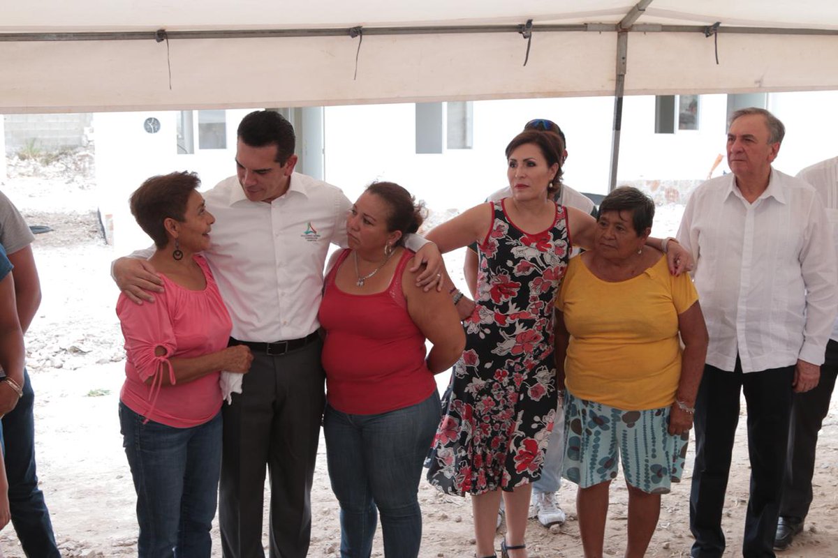 alitomorenoc's tweet photo. Nos trasladamos a la unidad habitacional Ciudad Concordia, para supervisar la obra de construcción de vivienda que ahí se desarrolla, en beneficio de las familias campechanas. @Rosario_Robles_ https://t.co/9ai1XciKcJ