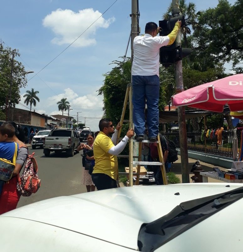 #Precaución Equipo de <a href="/Semaforos_VMT/">SemáforosVMT</a> realiza mantenimiento preventivo y cambio de lente rojo en la 6ta Calle Oriente y Avenida Francisco Menéndez en el departamento de Ahuachapán.