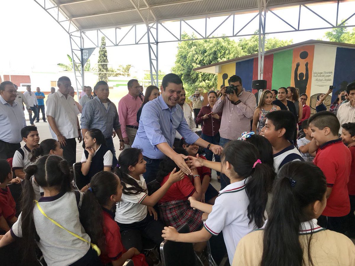 NayaritGobierno's tweet photo. La escuela primaria 'Ignacio Zaragoza' de la colonia Gobernadores en Tepic, recibió la visita del Gobernador @aegnayarit , así como de servidores públicos estatales y municipales, quienes tuvieron la oportunidad de convivir con alumnos(as), maestros (as) y padres de familia. https://t.co/pS1NjCYr4V
