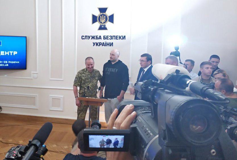 InfosFrancaises's tweet image. 🇺🇦 UKRAINE : Annoncé mort par balles, le journaliste russe Arkadi #Babtchenko vient d&apos;apparaître vivant devant la presse à #Kiev. L’Ukraine annonce avoir mis en scène sa fausse mort pour déjouer son assassinat, commandité par la Russie.