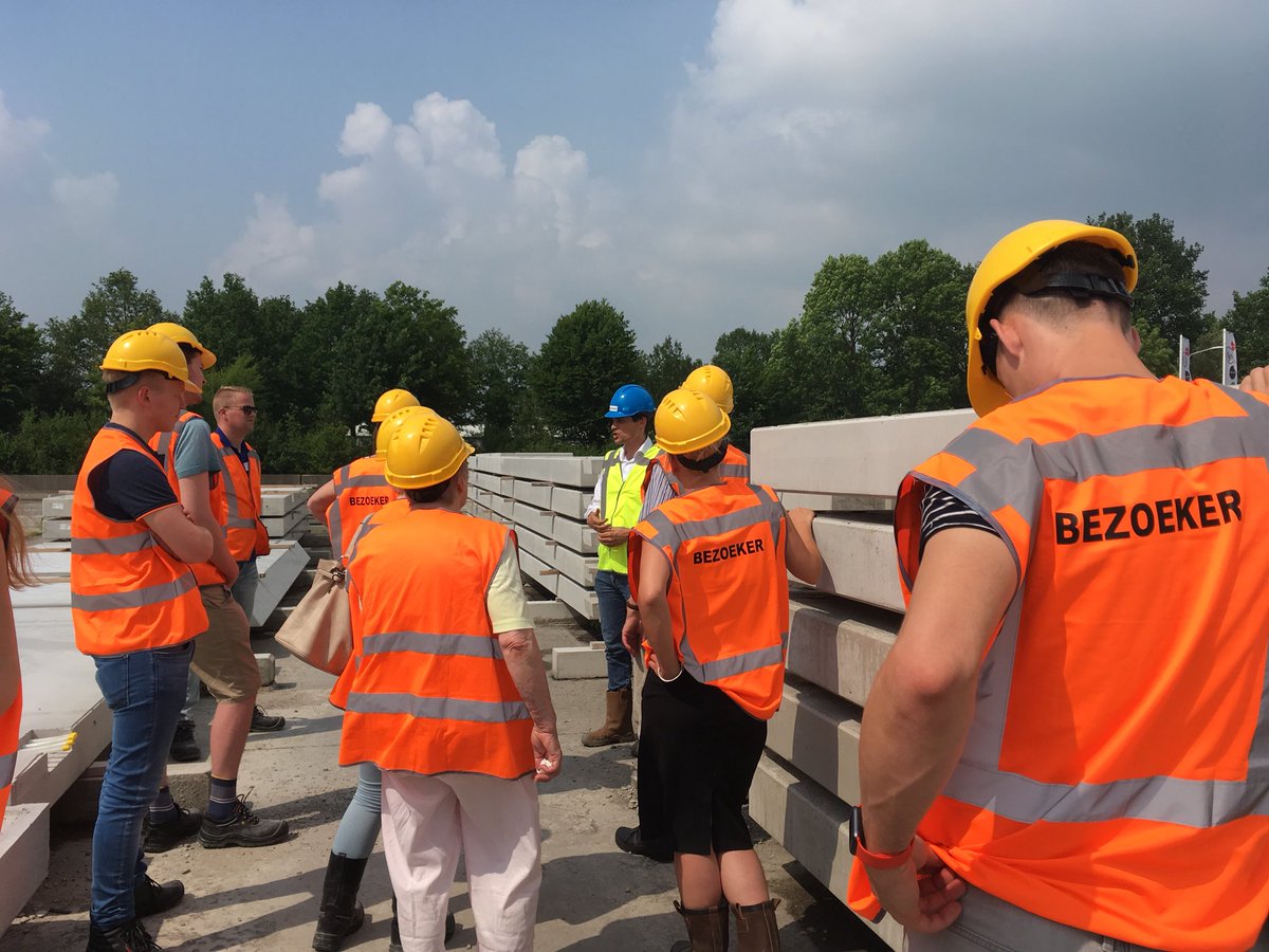 Een mooie zonnige dag, perfect voor een rondleiding in de Fijn Wonen Factory. De nieuwe kopers van De nieuwe Vlecke in Gorredijk hebben een goed beeld gekregen van hoe hun woning gebouwd gaat worden! #FijnWonen #prefab #beton #veiligheid #VanWijnen