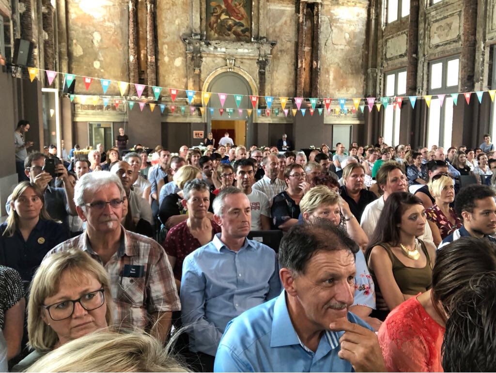crevits's tweet photo. Spanning voor bekendmaking #leraarvanhetjaar! Uitstekende keuze om het ondersteunende personeel, de onzichtbare helden van de scholen, in de schijnwerpers te plaatsen. Kwaliteitsvol onderwijs maak je samen en de ondersteuners zijn een onmisbare schakel in het schoolgebeuren. https://t.co/9EIcabCzil