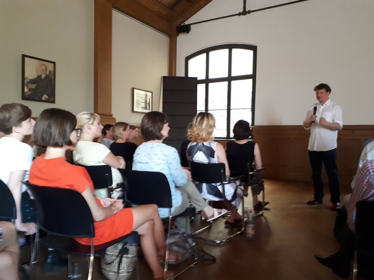 resonanzboden's tweet photo. "Die Menschheit: ein weiteres mehrdimensionales System."
Vielversprechender Beginn der Keynote von Alexander Markowetz: Ullstein Uni #uu2018 https://t.co/KfD5oCws7c